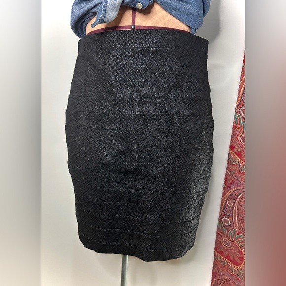 Express Black Snakeskin Print Ribbed Highwaist Skirt - Size 4 - Picture 4 of 4